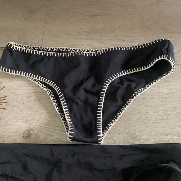 Set of 2 Victorias Secret Bikini Bottoms Size M embroidered Black solid - Picture 2 of 10